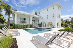 Brand New & Private Pool - Palmgale House